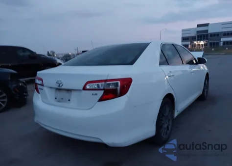 2014 Toyota Camry Le z USA, uszkodzony, nr VIN 4T1BF1FK2EU405682